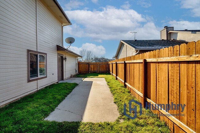 Building Photo - Beautiful home located just minutes from Settler's Park!