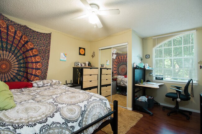 Building Photo - Windsor Park #228