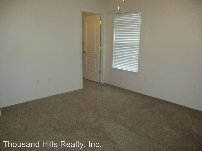 Building Photo - 3 br, 2 bath House - 100 Garden Circle #3