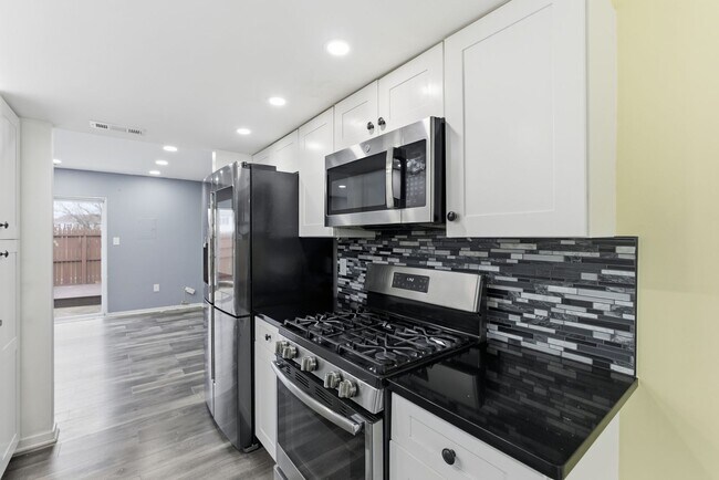 Building Photo - Lovely 3 BR/1.5 BA Townhome in Glen Burnie!