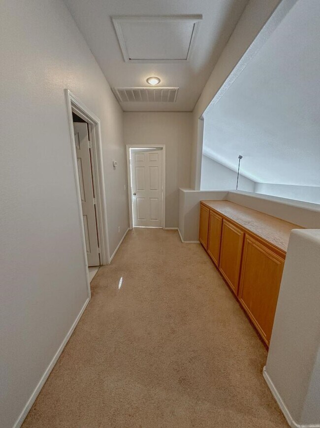 Building Photo - Spacious 3 Bedroom, 2.5 Bath Home with No ...