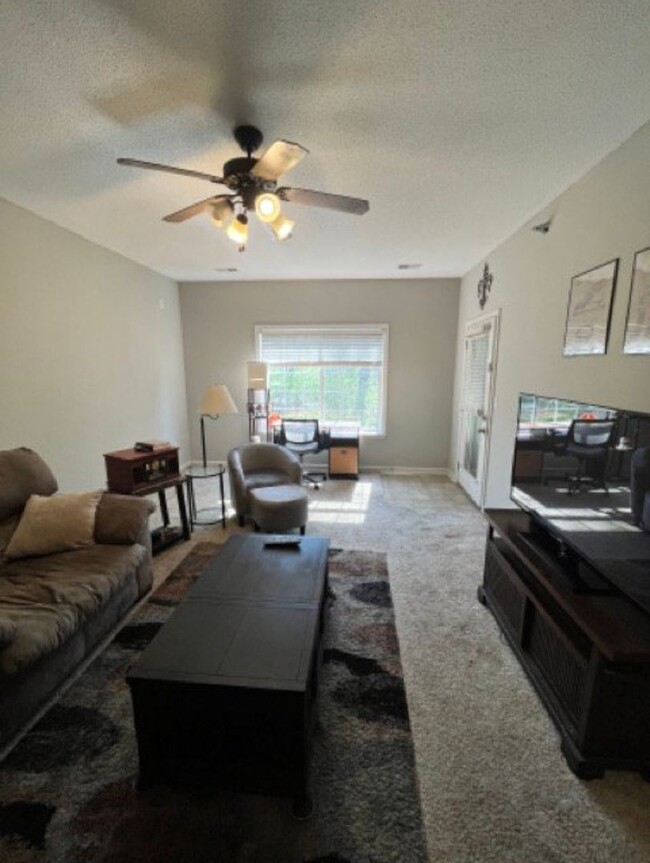 Building Photo - 3 bd. 2 ba Spencers Crest condo, N Columbi...