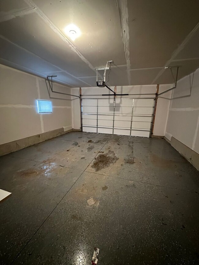 Building Photo - 3 Bedroom House!