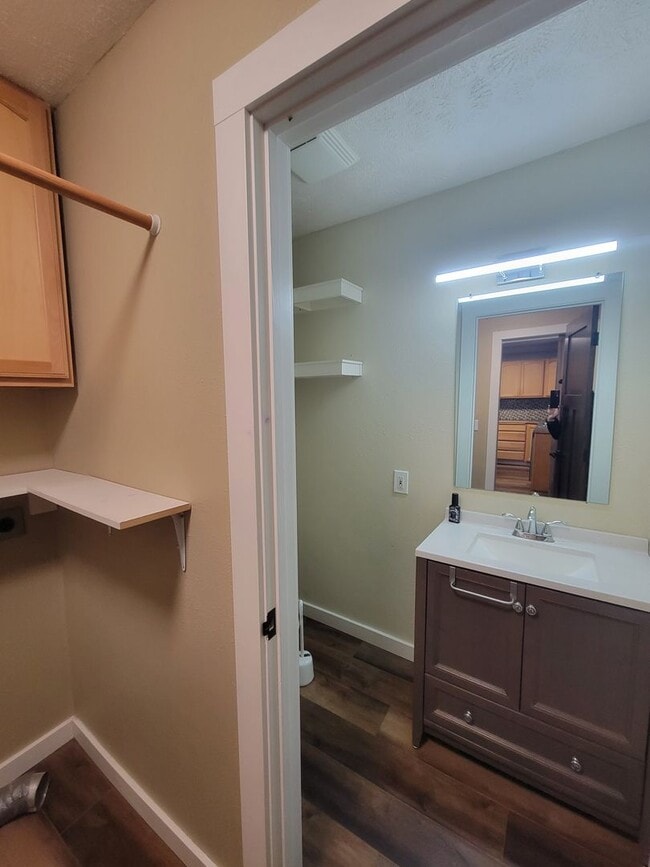 Building Photo - Exceptionally clean 3 bedroom, 1.5 bathroo...