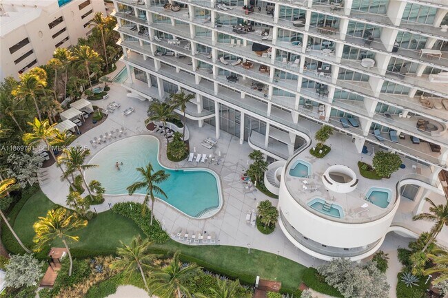 Building Photo - 16901 Collins Ave