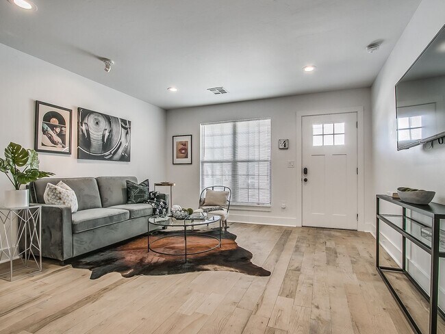 Building Photo - Champagne Plaza - Furnished Back House