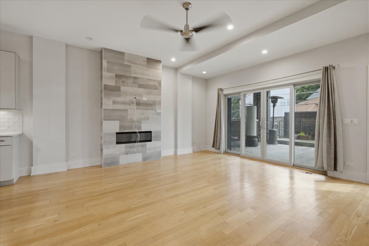 Building Photo - 3049 N Clybourn Ave
