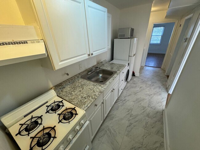 Building Photo - Ideal 1 Bed 1 Bath Unit with Fenced Yard I...