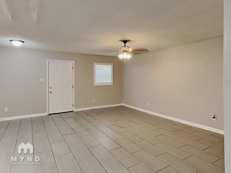 Building Photo - 5607 Maple Tree Dr