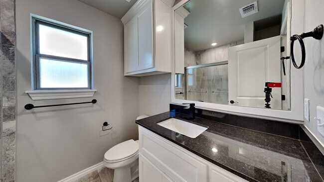 Building Photo - Luxury 4 Bedroom 3 Bathroom Home in Lone O...