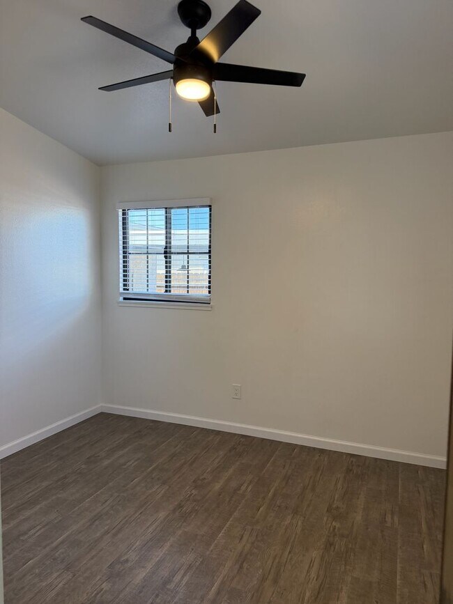 Building Photo - 2124 Hemlock Ave