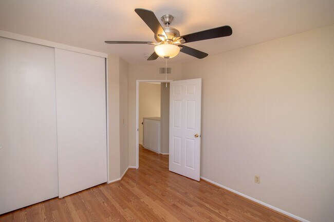 Building Photo - 932 Oak Glen Ln