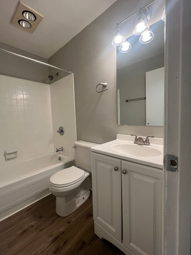 Building Photo - 811 Cedarcrest Dr