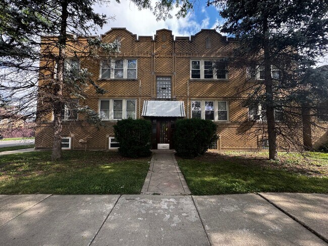 Primary Photo - 3305 N Menard Ave