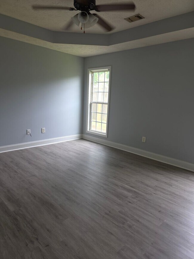 Building Photo - A Great Starter Home Just For YOU!