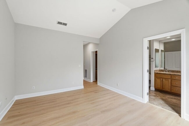 Building Photo - Downtown Mountain View 3 Bedroom 3.5 Bathr...