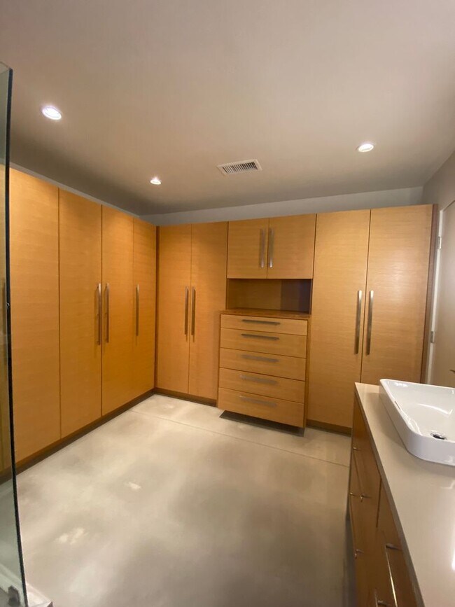 Building Photo - M340 - Miller