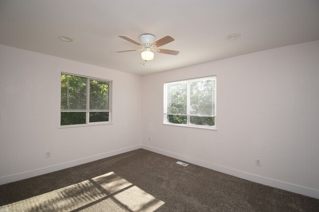 Building Photo - Huge 6 Bed 2 Bath Home in SLC!!!