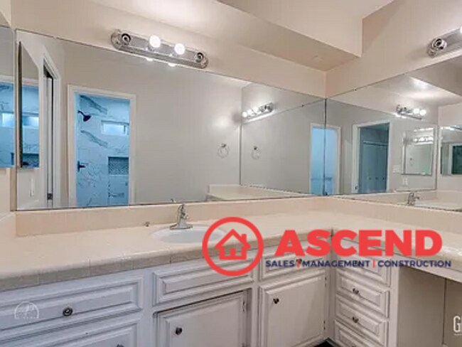 Building Photo - Phenomenal Home Located In Gated Community!