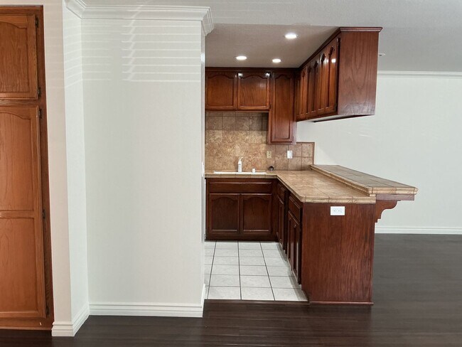 Building Photo - Los Caballeros #301