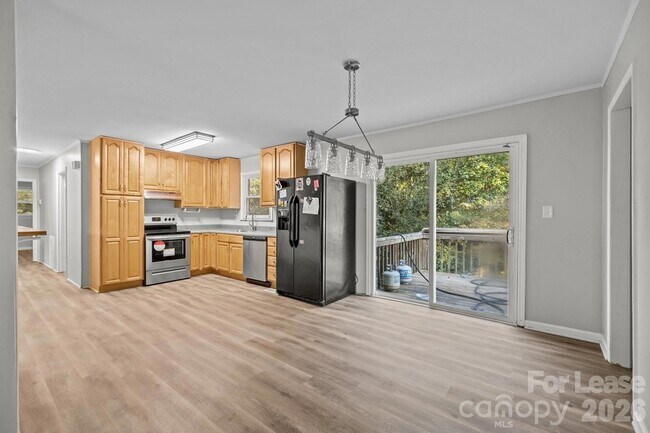 Building Photo - 4800 Maplecrest Dr