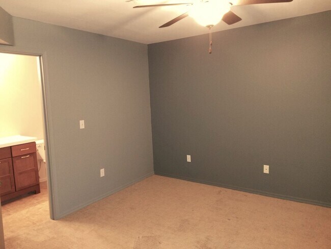 Building Photo - Beautifully Upgraded West-Flagstaff 1bd/1ba Condo in The Arbors Near NAU/CCC- Students OK!!! NO P...