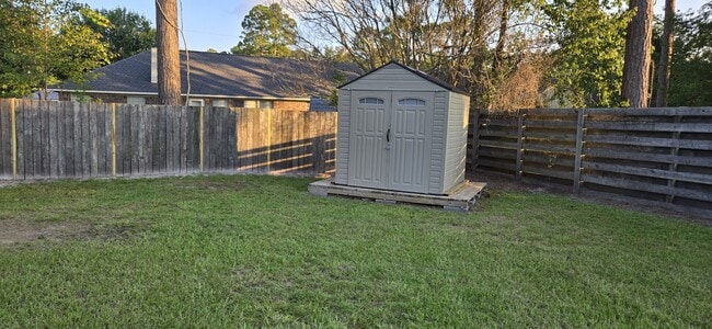 Building Photo - 627 Windhaven Dr