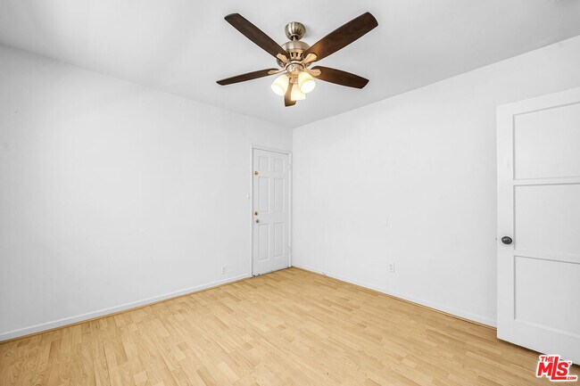 Building Photo - 1132-1132 Larrabee St