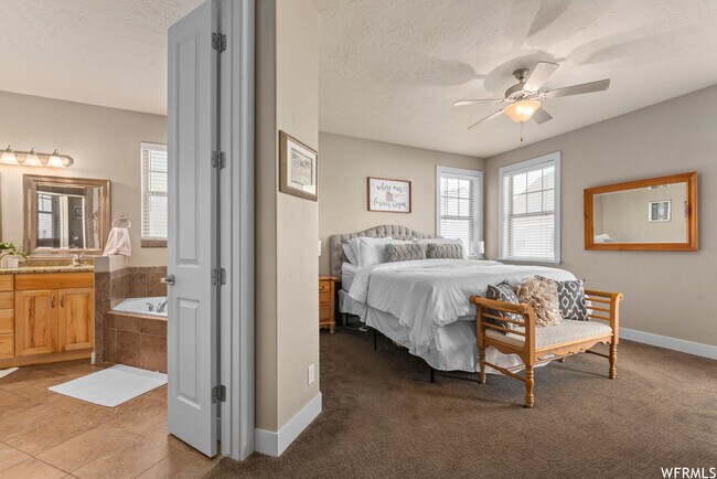 Building Photo - 885 S Crescent Way