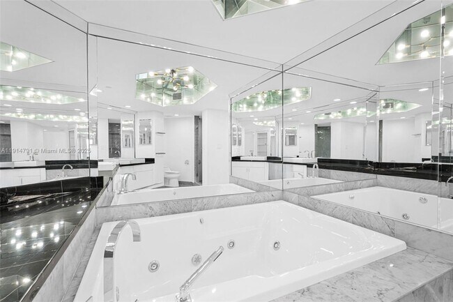 Building Photo - 16485 Collins Ave