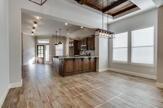 Building Photo - Luxury living in gated Valencia