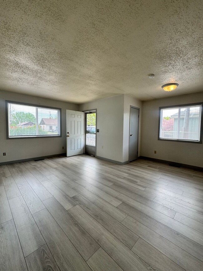 Building Photo - d1606
