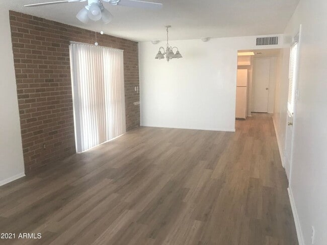 Building Photo - 4 Bed 2 Bath