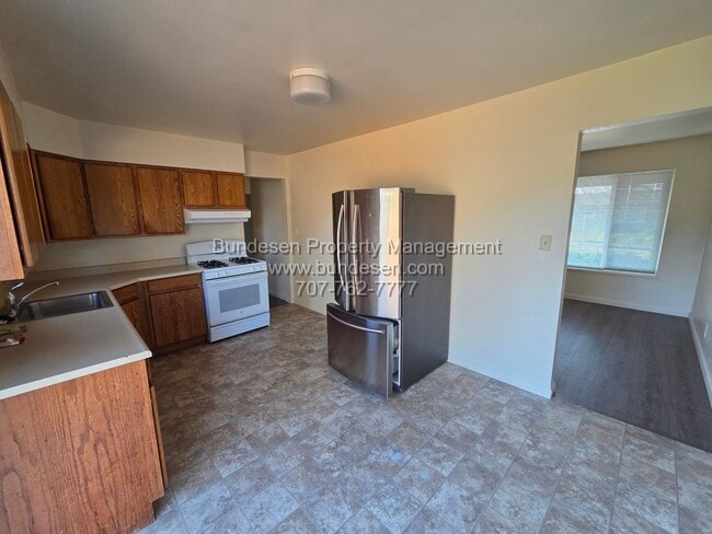 Building Photo - Clean Eastside Petaluma Home - 3BD/2BA ~132 Maria Drive