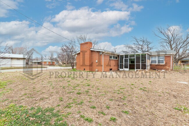 Building Photo - 3401 S Walnut St