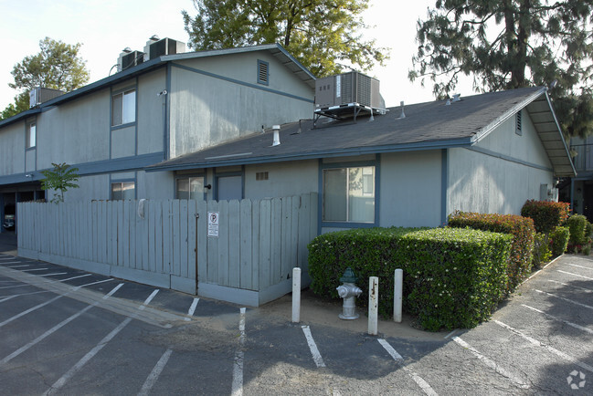 Building Photo - Dakota Garden