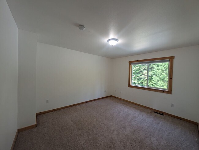 Building Photo - Spacious 4BR Home Near Sacheen & Davis Lake