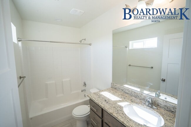 Building Photo - Great 3 Bedroom Townhome with Garage