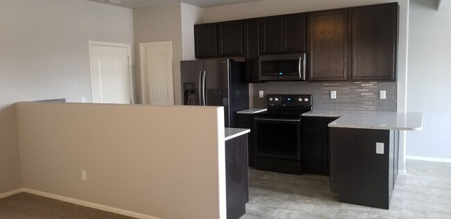 Building Photo - Immaculate 3 Bedroom/3 Bath Townhome Near Powers Corridor!