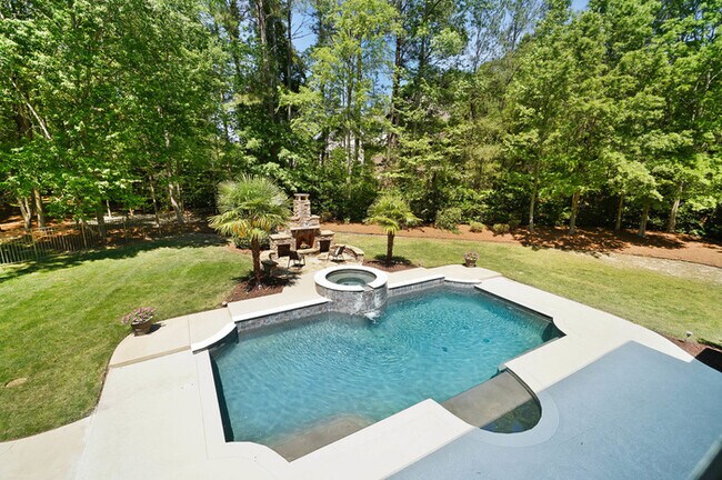 Building Photo - Luxury 5 Bedroom Retreat with Pool in Wedd...