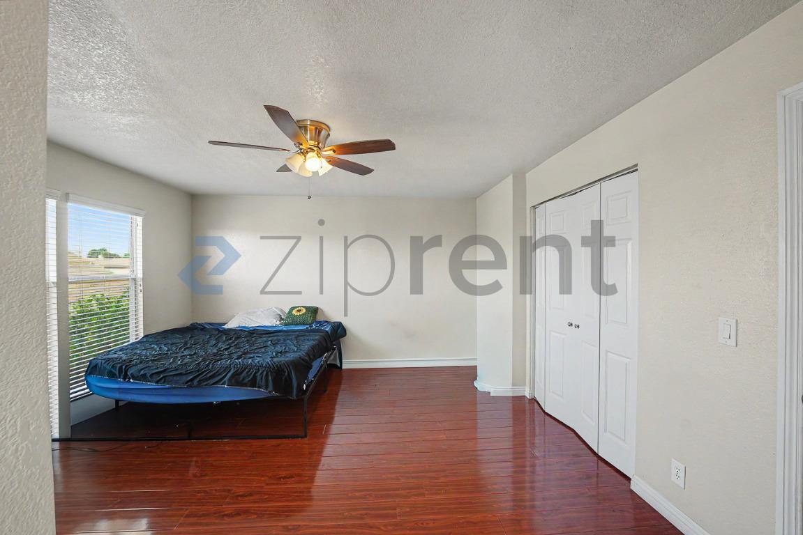 Building Photo - Unit