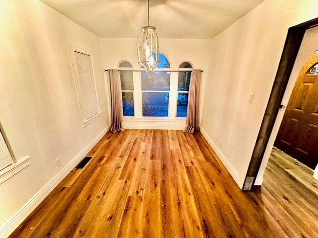 Building Photo - Charming and Rustic Single-Family 3Bed/1.5...