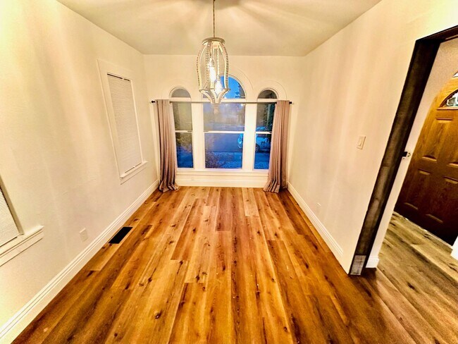 Building Photo - Charming and Rustic Single-Family 3Bed/1.5BA Pittsburg Home!