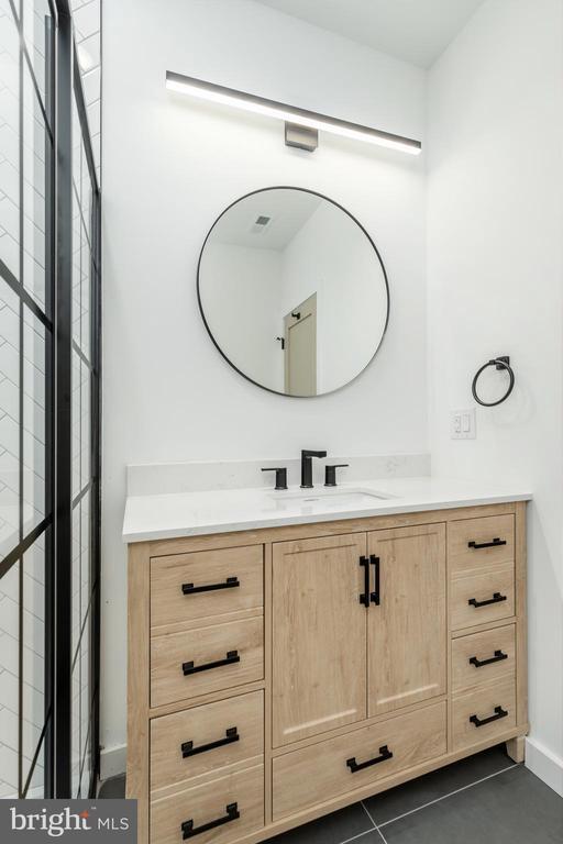 Building Photo - 608 S American St