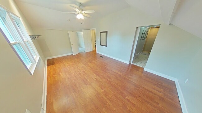 Building Photo - "3-Bed Home with Hardwood Floors and 2.5 B...