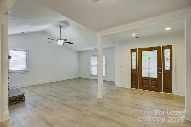 Building Photo - 448 N Summit Ave