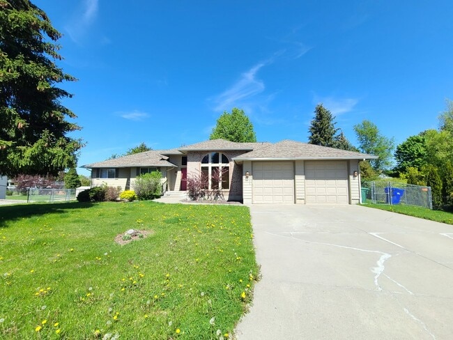 Building Photo - $3,400- 5 Bed / 3 Bath Beautiful Home in Upper South Hill