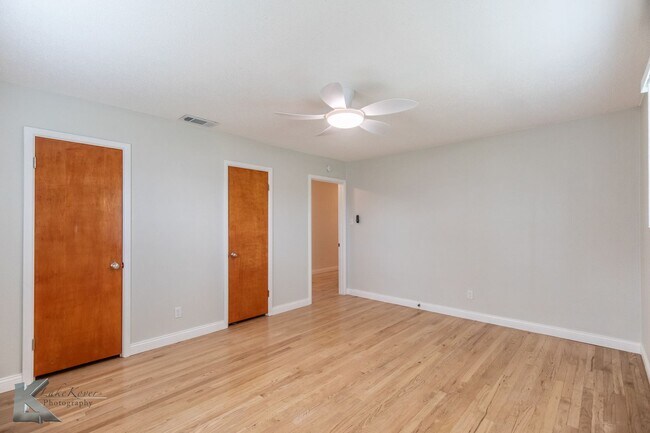Building Photo - 4 BED, 2 BATH, 2 CAR GARAGE!