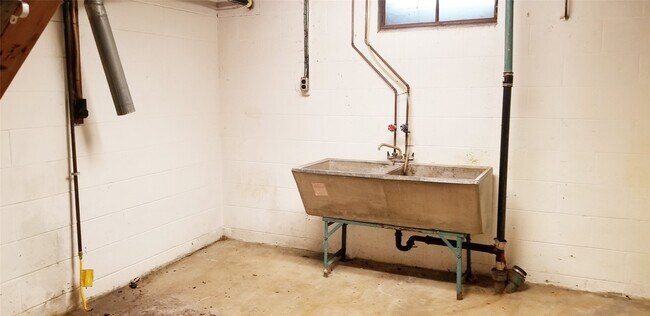 Building Photo - 2845 W 31st St