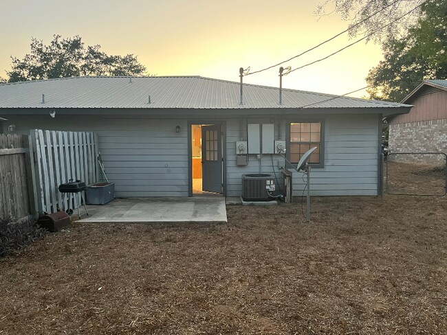 Building Photo - 821 Nancy Ln